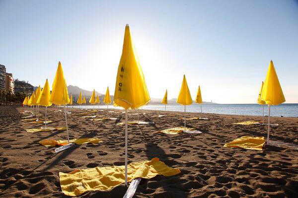 Arenas de Mar i els parasols de la platja segons el compte de Twitter del 'municipi'