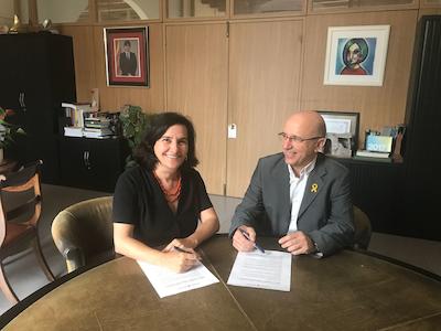 Rosa Pou i Joan Rabasseda signen el nou conveni per l'ús del pàrquing de l'estació. Foto: Aj. Caldes
