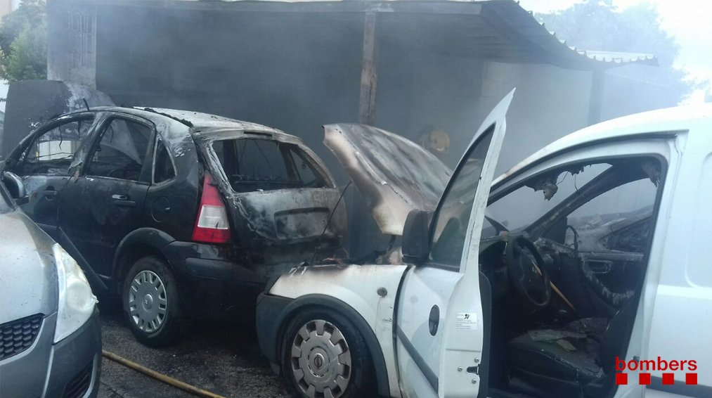 L'incendi ha afectat quatre cotxes i unes motos. Foto: Bombers