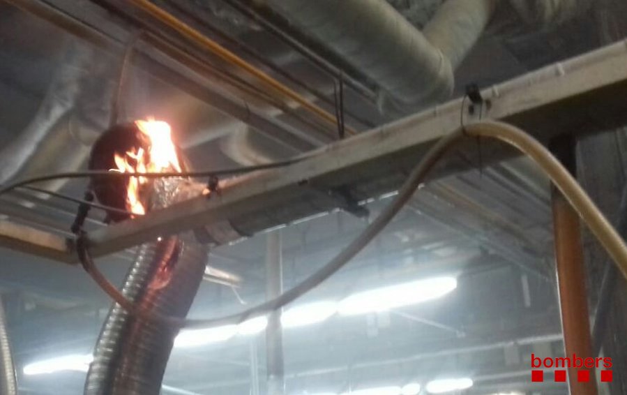 Incendi en una fàbrica de plàstics d'Argentona. Foto: Bombers