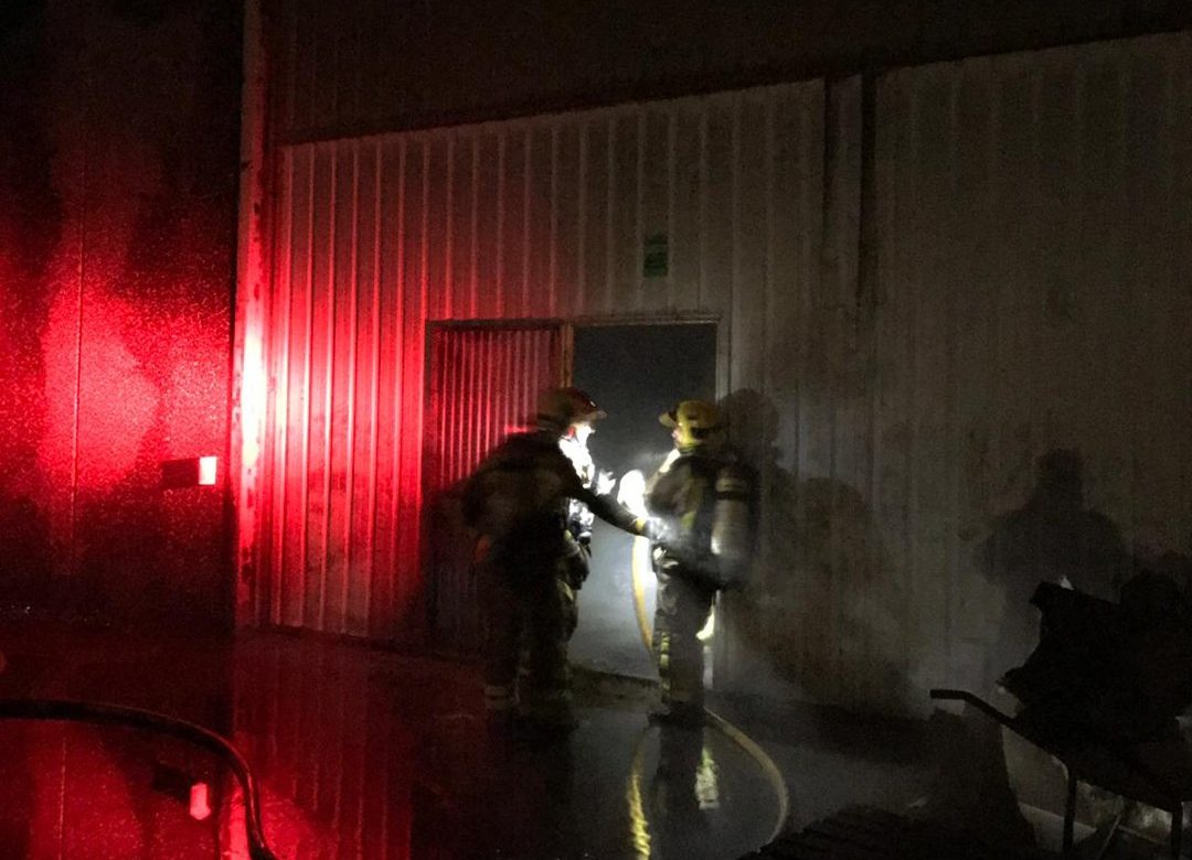 Un incendi ha cremat una fàbrica de piscines a Riudellots de la Selva. Foto: Bombers