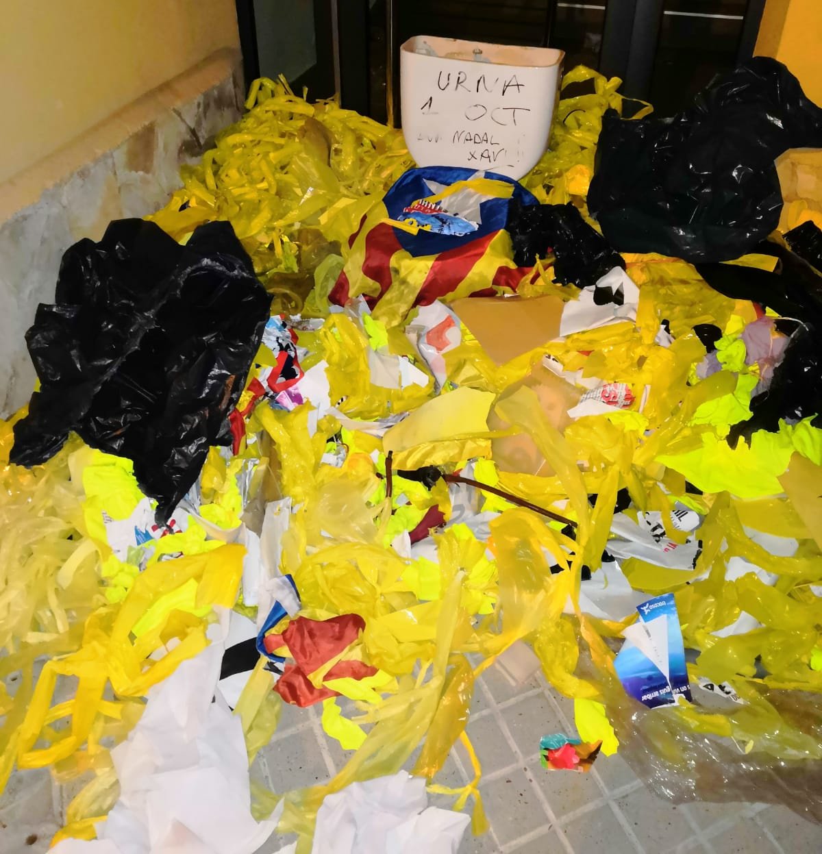 Llaços grocs arrencats a la porta de la casa de l'alcalde de Vilassar de Dalt. Foto: Xavier Godàs