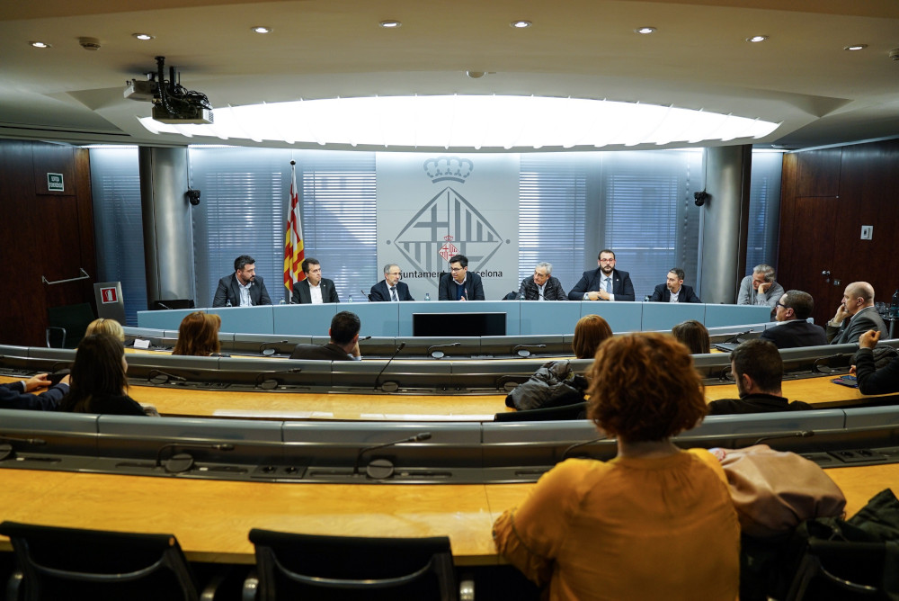 Signatura de la plataforma de contractació única a l'Ajuntament de Barcelona. Foto: Aj. Premià de Mar