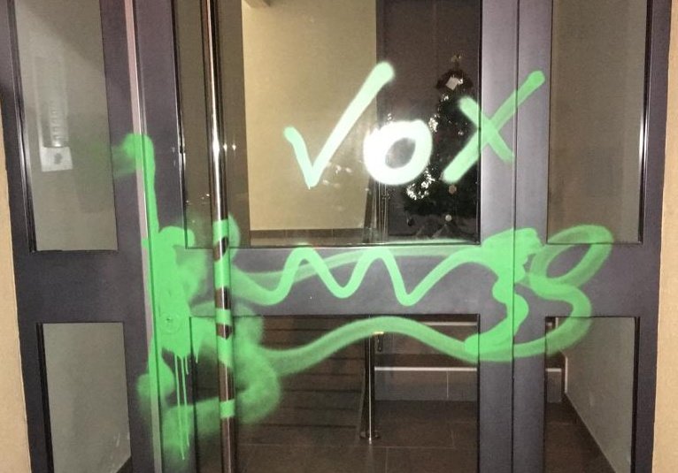 Apareixen pintades amb les sigles de Vox al domiicili de l'alcalde de Vilassar de Dalt. Foto: Xavier Godàs