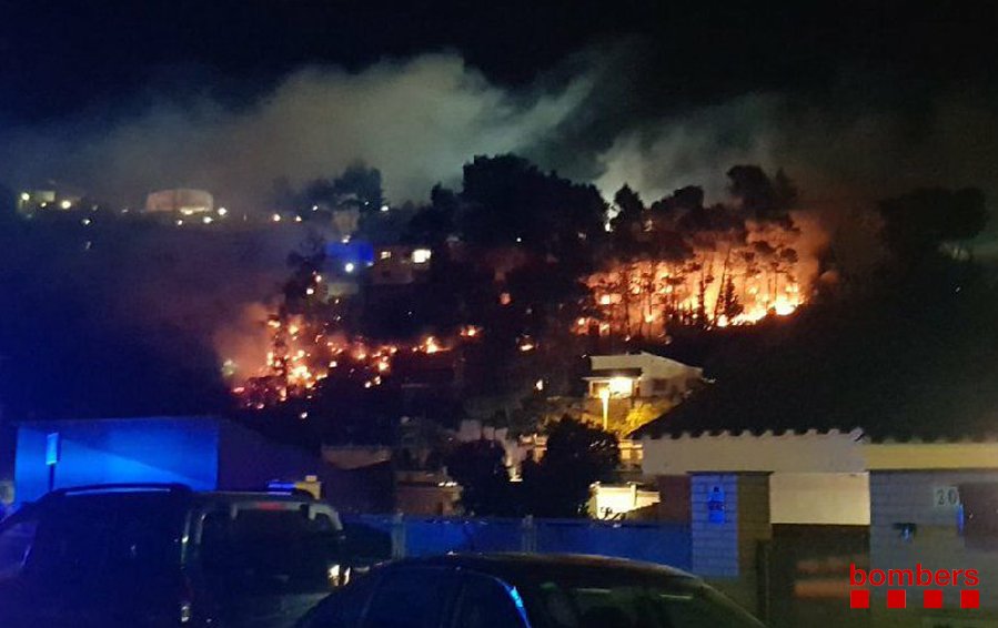 Un incendi a Palafolls ha cremat 1,5 hectàrees. Foto: Bombers