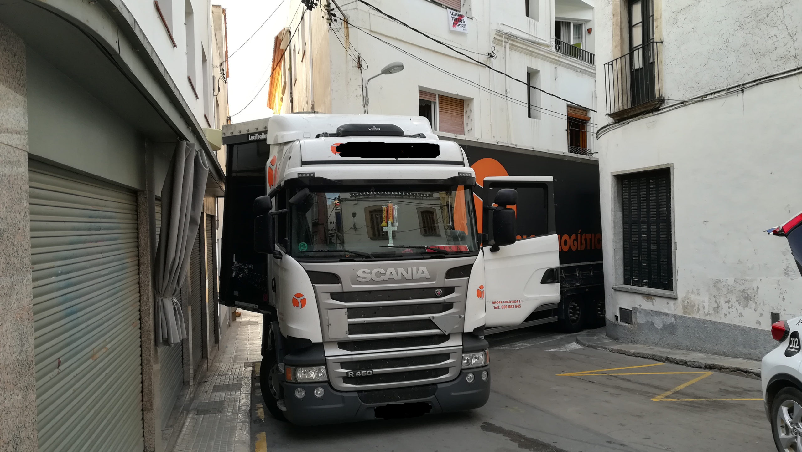 Un camió de gran tonatge provoca diverses destrosses a Sant Pol