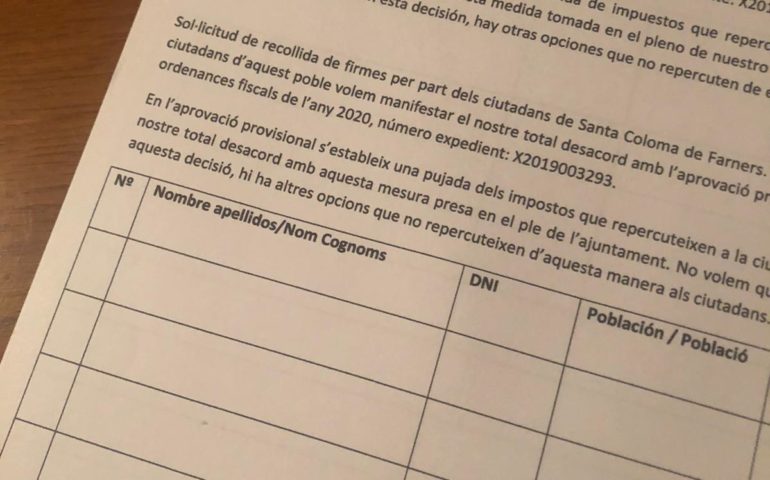 Full de recollida de signatures contra la pujada d'impostos de Santa Coloma