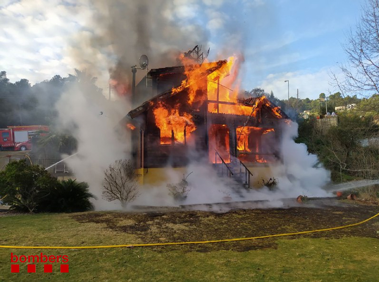 Incendi casa Palafolls. Foto: Bombers