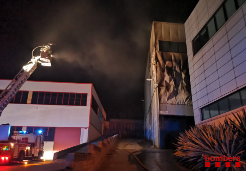 Incendi d'una nau industrial a Arenys de Mar