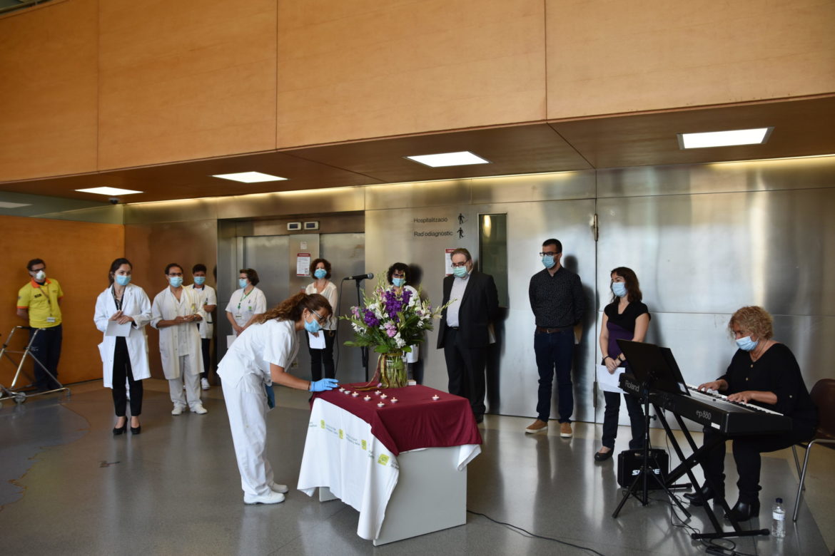 Homenatge a les persones mortes per coronavirus a l'Hospital de Blanes. Foto: CSMS