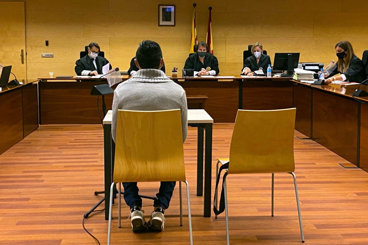 D'esquenes, l'acusat de violar i maltractar la parella a Vidreres. Foto de judici a l'Audiència de Girona. Foto: ACN - Marina López