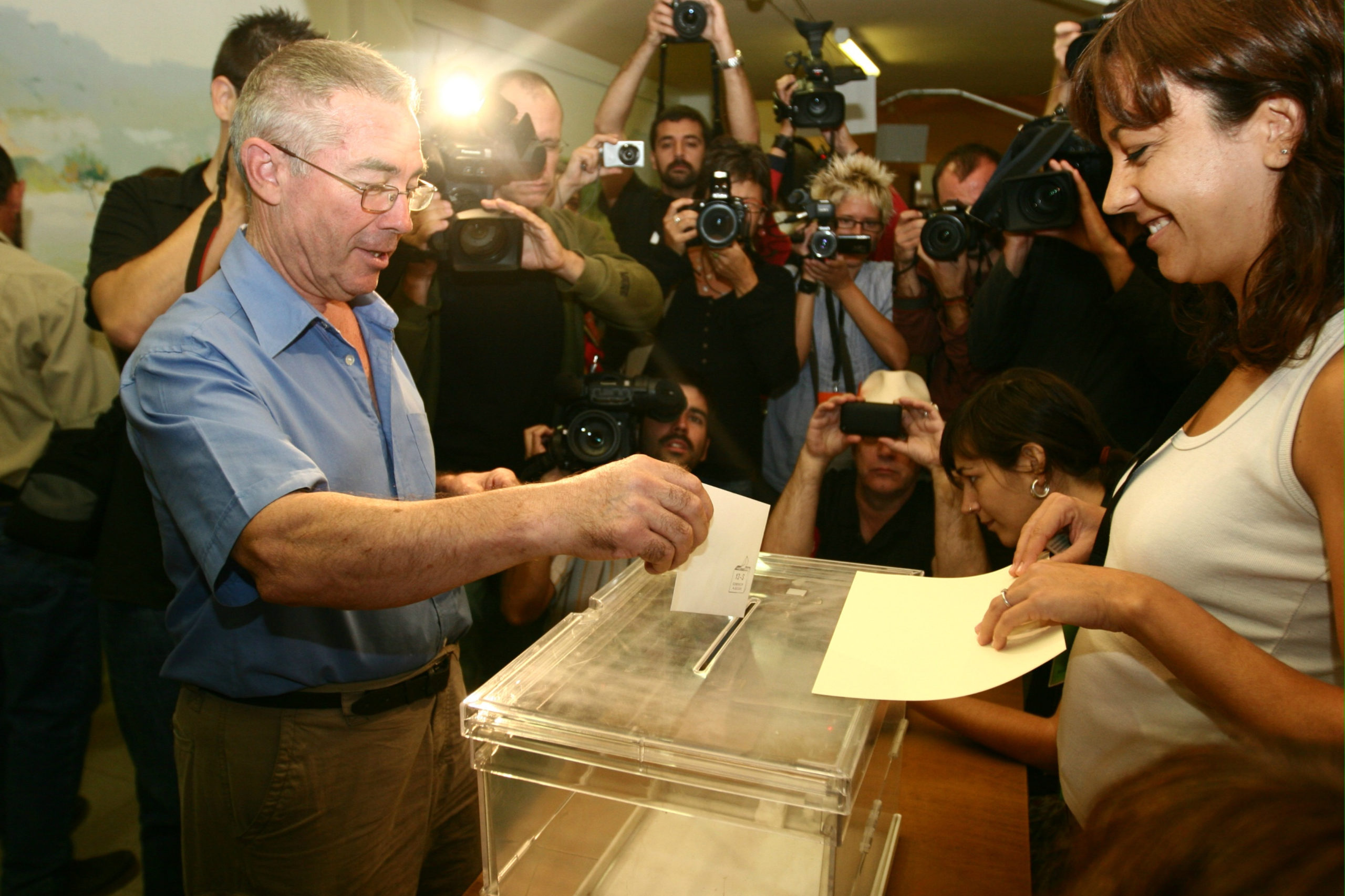 Un home vota a la consulta popular sobre la independència d'Arenys de Munt, el 2009. Foto: ACN