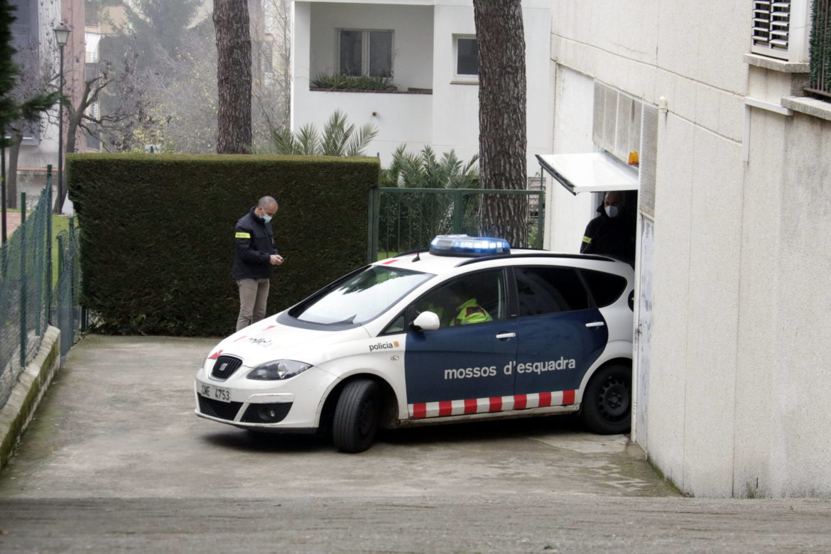 Un cotxe dels Mossos d'Esquadra s'endú la detinguda en relació a la mort de la dona trobada lligada en un pis de Girona. Foto: ACN