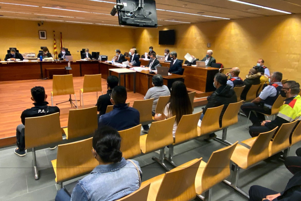 D'esquenes, els vuit acusats jutjats per la seva suposada relació amb una onada de robatoris al Gironès i a la Selva. Foto: ACN - Marina López