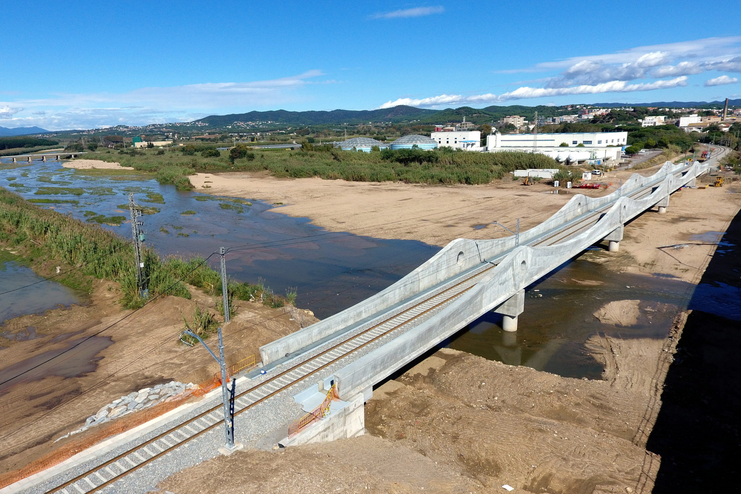 El nou pont entre Malgrat de Mar i Blanes, que substitueix aquell que el Gloria va esfondrar. Foto: cedida a l'ACN per Adif