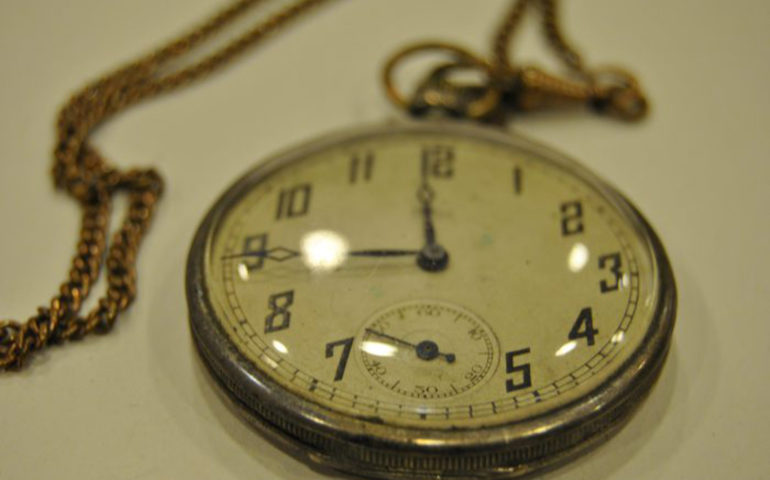 Pla obert del rellotge de butxaca que els nazis van agafar a l'exalcalde de Sils durant la Guerra Civil i que ara està exposada al MUME, Foto: cedida a l'ACN pel Departament de Justícia