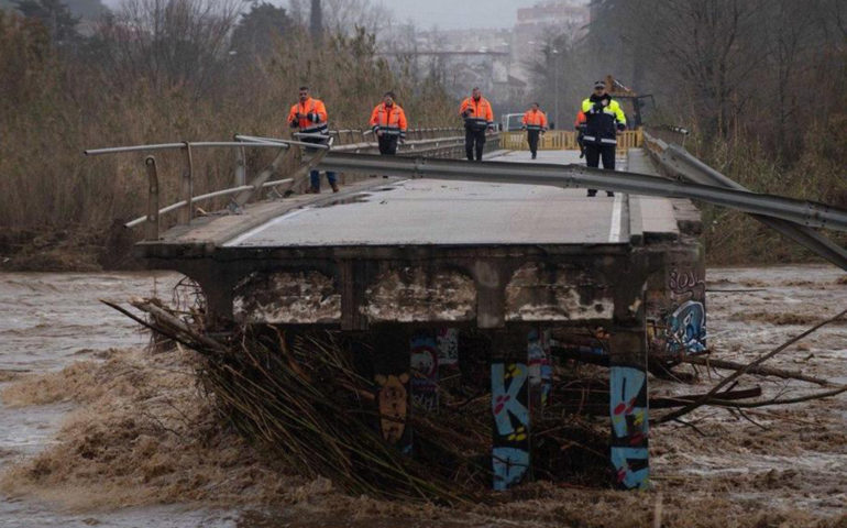El pont sobre el riu Tordera es va col·lapsar després del temporal Gloria fa tot just un any. Foto: cedida a l'ACN per l'Ajuntament de Blanes