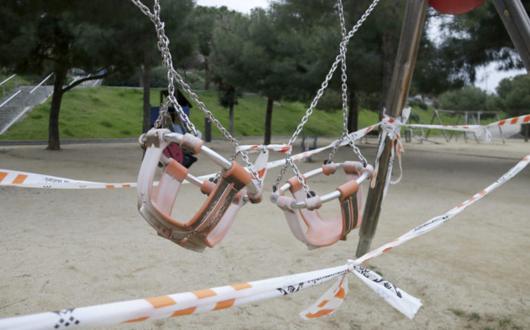Gronxadors lligats per evitar-ne l'ús, al Parc Central de Mataró. Foto: ACN - Jordi Pujolar