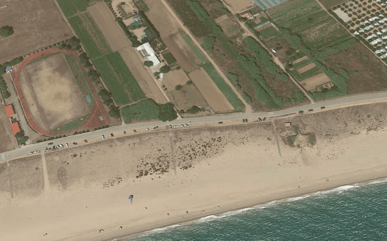 La platja nudista està situada entre les pistes d'atletisme i el primer càmping. Foto: Aj. Malgrat.