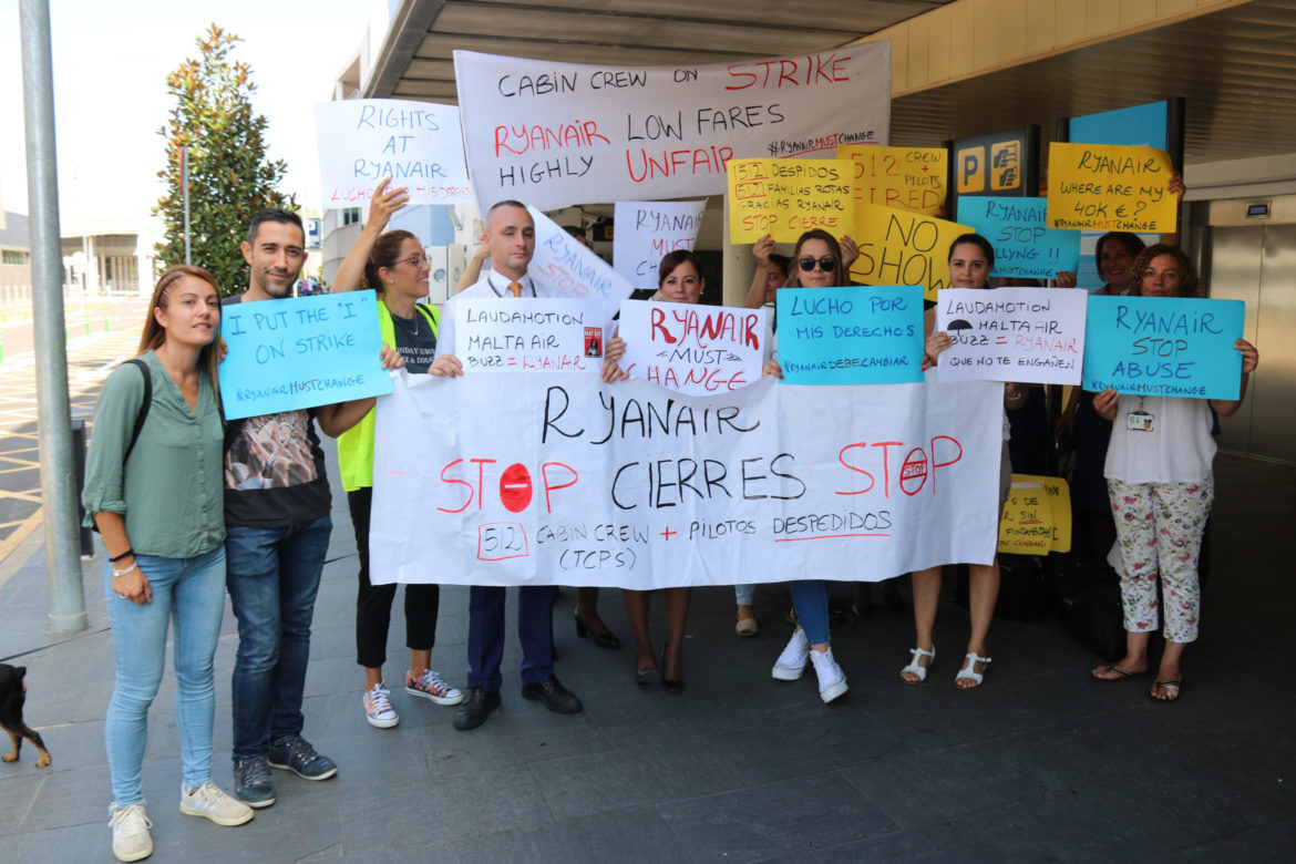 Treballadors de la base de Ryanair a Vilobí durant la vaga del setembre del 2019