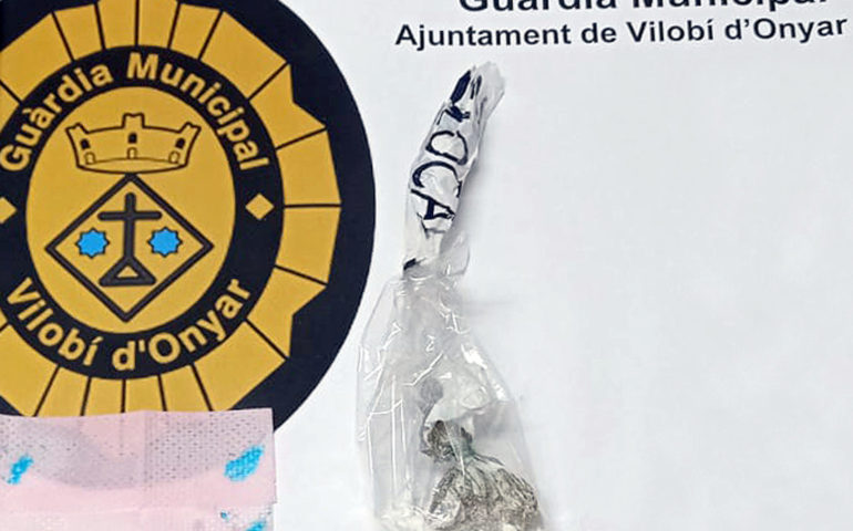 L'embolcall amb la droga que la guàrdia municipal de Vilobí d'Onyar va comissar al detingut en el moment d'arrestar-lo. Foto: cedida a l'ACN per la guàrdia municipal de Vilobí d'Onyar