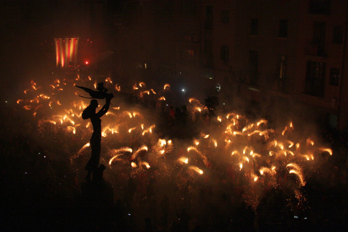 La Fogonada de la diada de Sant Jordi a Mataró, l'any 2015. Foto: Arxiu ACN