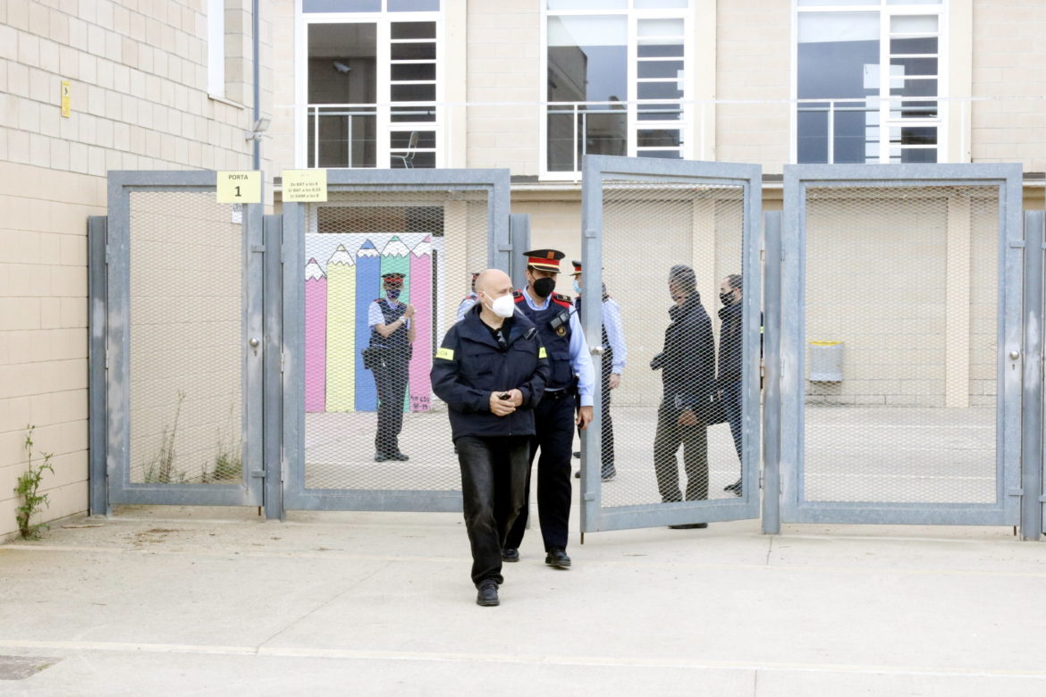 Agents dels Mossos d'Esquadra sortint de l'institut de Vidreres.