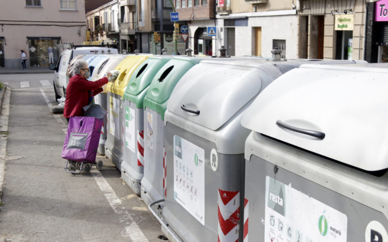 Una veïna de Mataró separa els residus en una àrea de contenidors. Foto: ACN - Jordi Pujolar