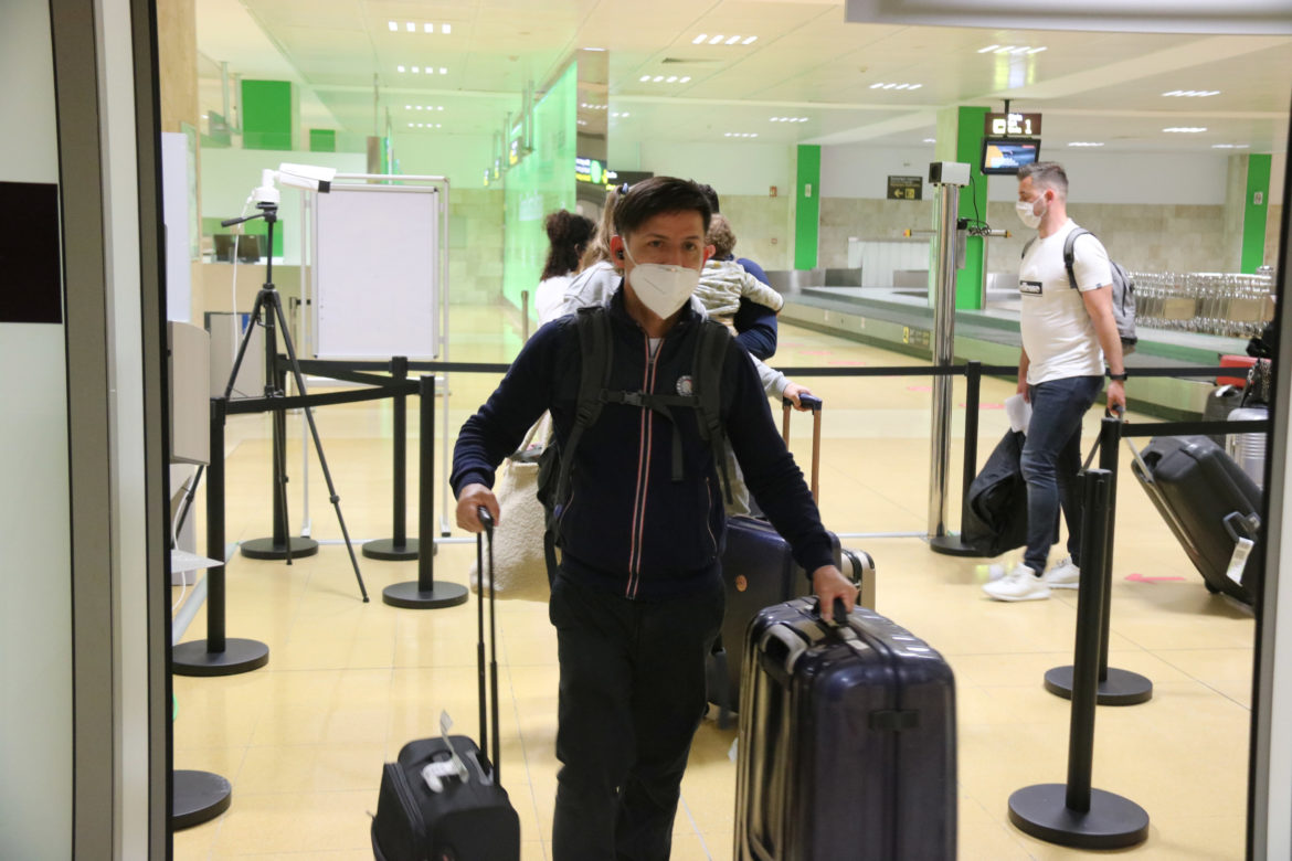 Turista arribant a l'Aeroport de Girona
