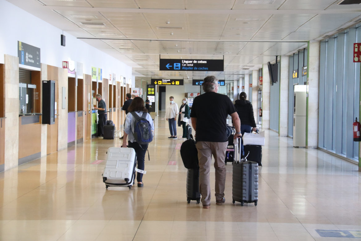 Passatgers arribant a l'aeroport de Girona