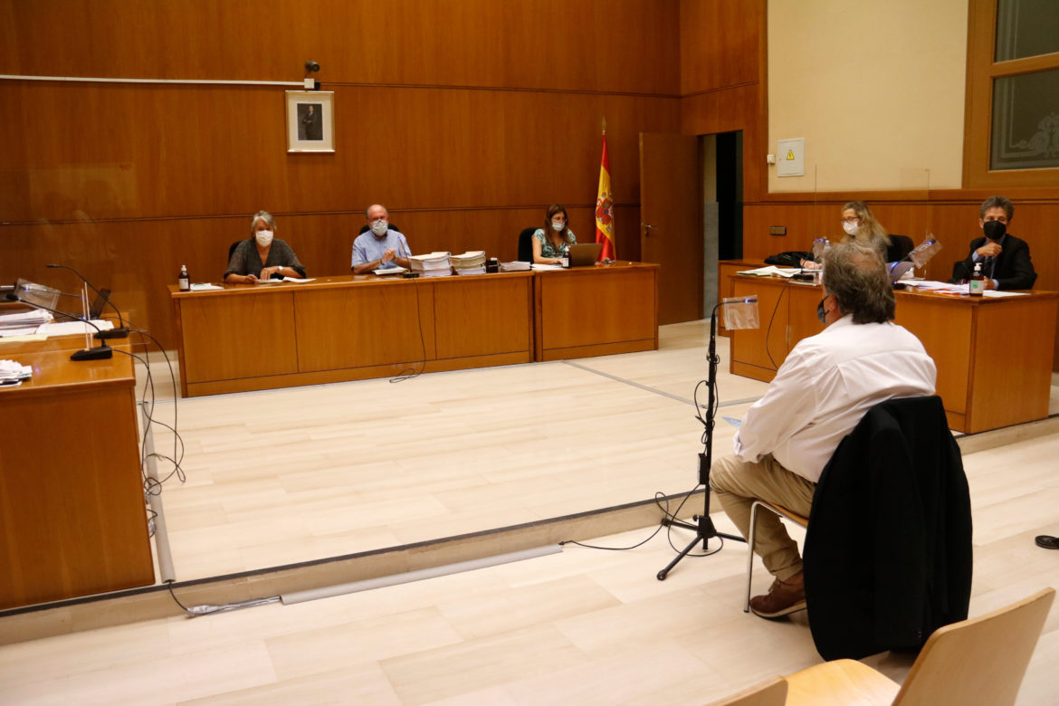 Sala de l'Audiència de Barcelona en el moment de l'inici del judici contra l'alcalde de Santa Susanna, Joan Campolier. Foto: ACN - Blanca Blay