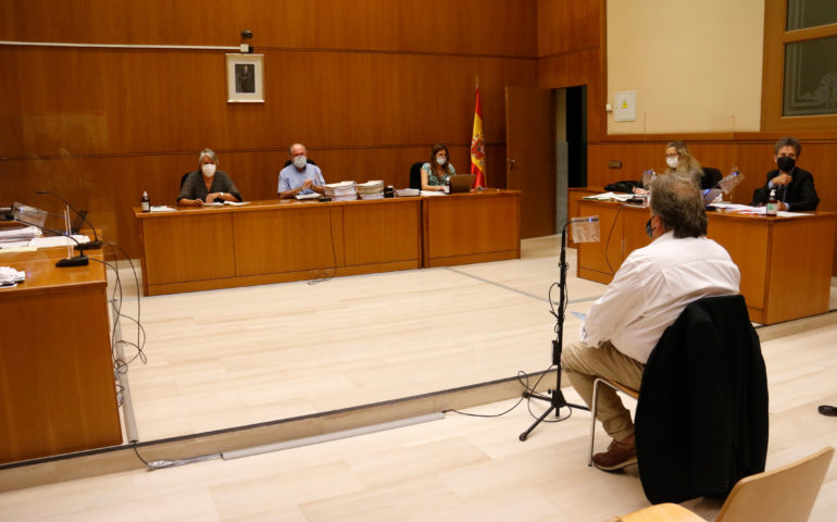 Sala de l'Audiència de Barcelona en el moment de l'inici del judici contra l'alcalde de Santa Susanna, Joan Campolier. Foto: ACN - Blanca Blay