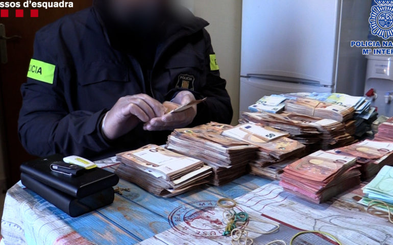 La policia amb diners localitzats durant els escorcolls en el marc del macrooperatiu de la trama.