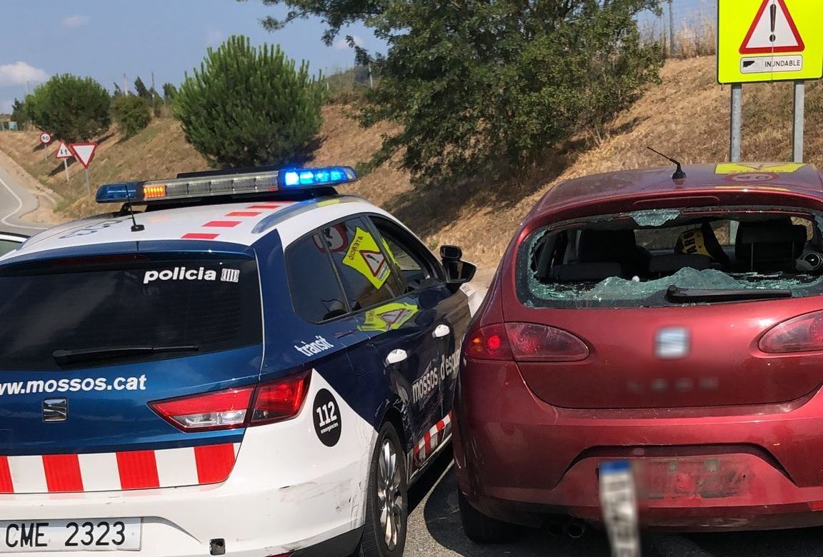 Conductor begut xoca amb el cotxe patrulla per intentar fugir a Vidreres