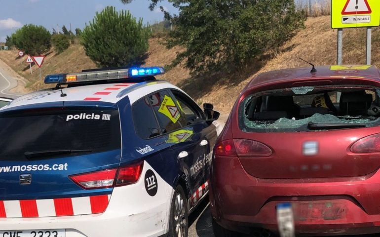 Conductor begut xoca amb el cotxe patrulla per intentar fugir a Vidreres