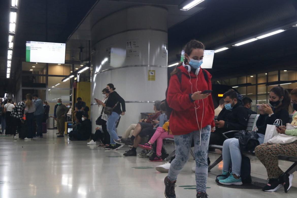 Passatgers a l'estació de Sants de Barcelona